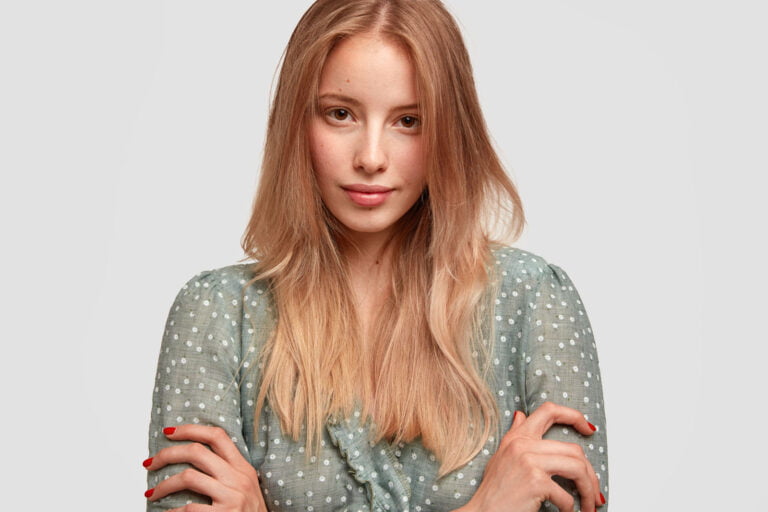 portrait-young-blonde-woman-min κομμωτήριο θεσσαλονίκη pavone